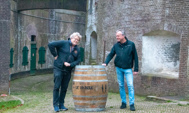 Eric Odenwald en Marco Lauret naast een barrel gevuld met Black Emperor speciaalbier in Fort Everdingen